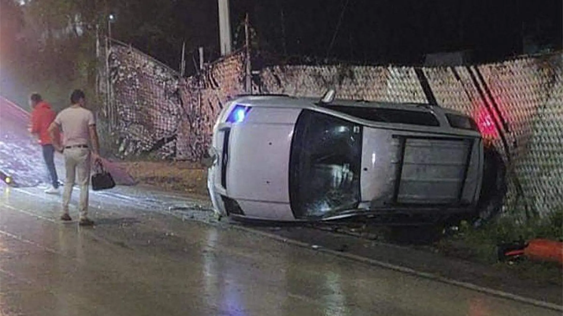 Camioneta volcó en la carretera Xalapa-Coatepec